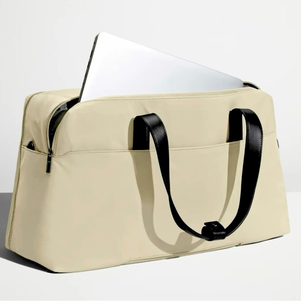 Away The Weekender Bag in Salt White BRAND NEW